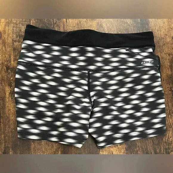 NIKE |Women's RELAY DRI-FIT Running Shorts. Size: S. - Picture 7 of 12